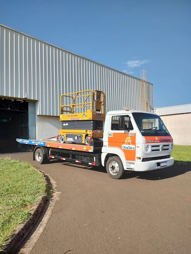 Caminhão da ObaObra entregando plataforma elevatória